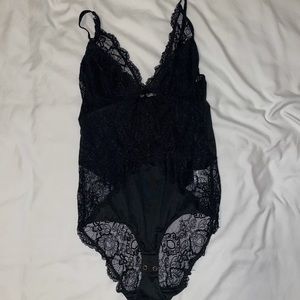 SMALL LACE BLACK BODY SUIT